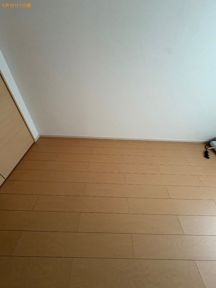 マットレス付きシングルベッド、こたつ、デスク、棚、布団等の回収
